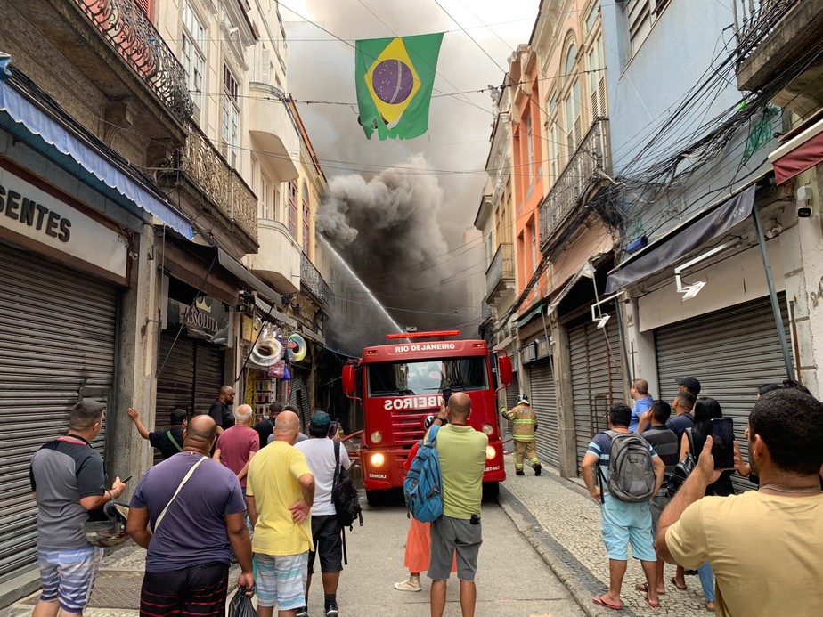 Bombeiros apagam incêndio na Rua da Alfândega, no Centro do Rio