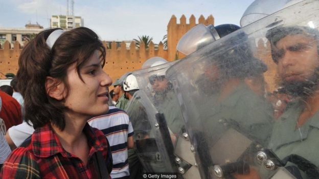 Manifestante pró-reforma desafia as forças de segurança no Marrocos em 2011 (Foto: Getty Images via BBC News)
