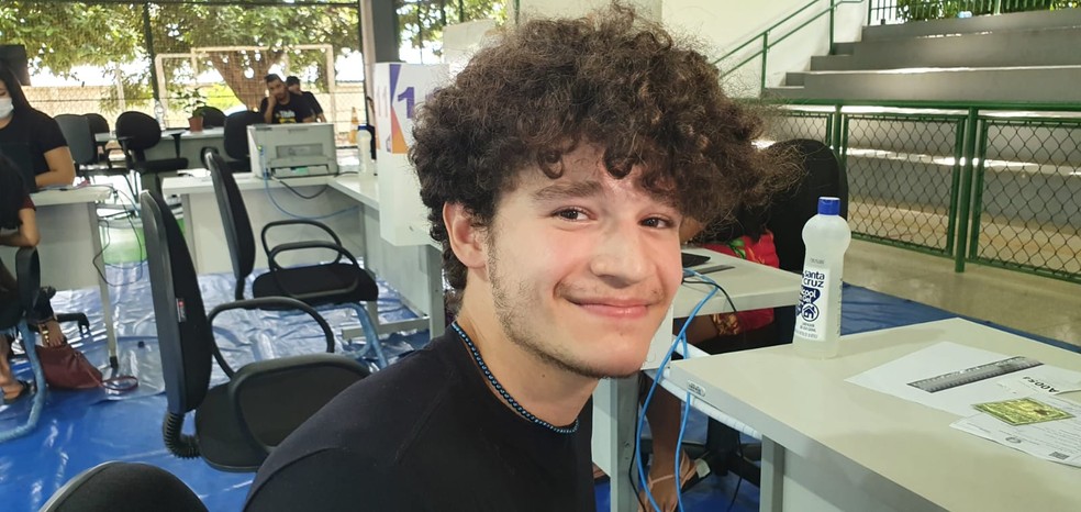 Estudante Kauã Oliveira, de 18 anos, procurou o mutirão do TRE-AC para tirar o título de eleitor — Foto: Andryo Amaral/Rede Amazônica
