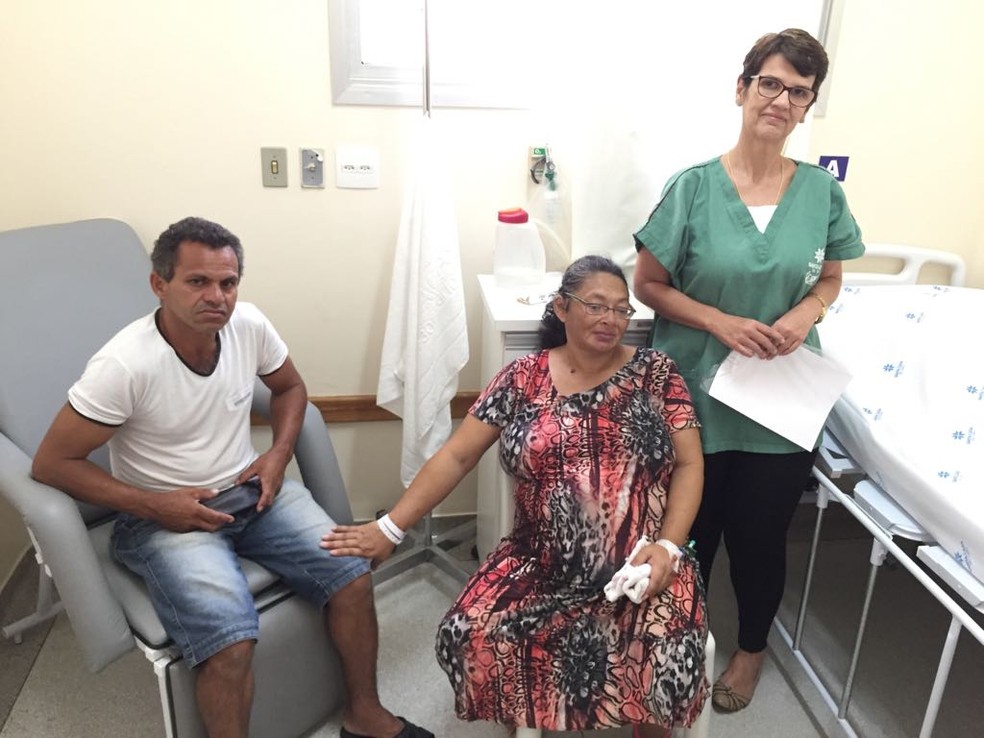 Casal e médica que fez a cesárea das trigêmeas em São Carlos (Foto: Fabiana Assis/ G1)