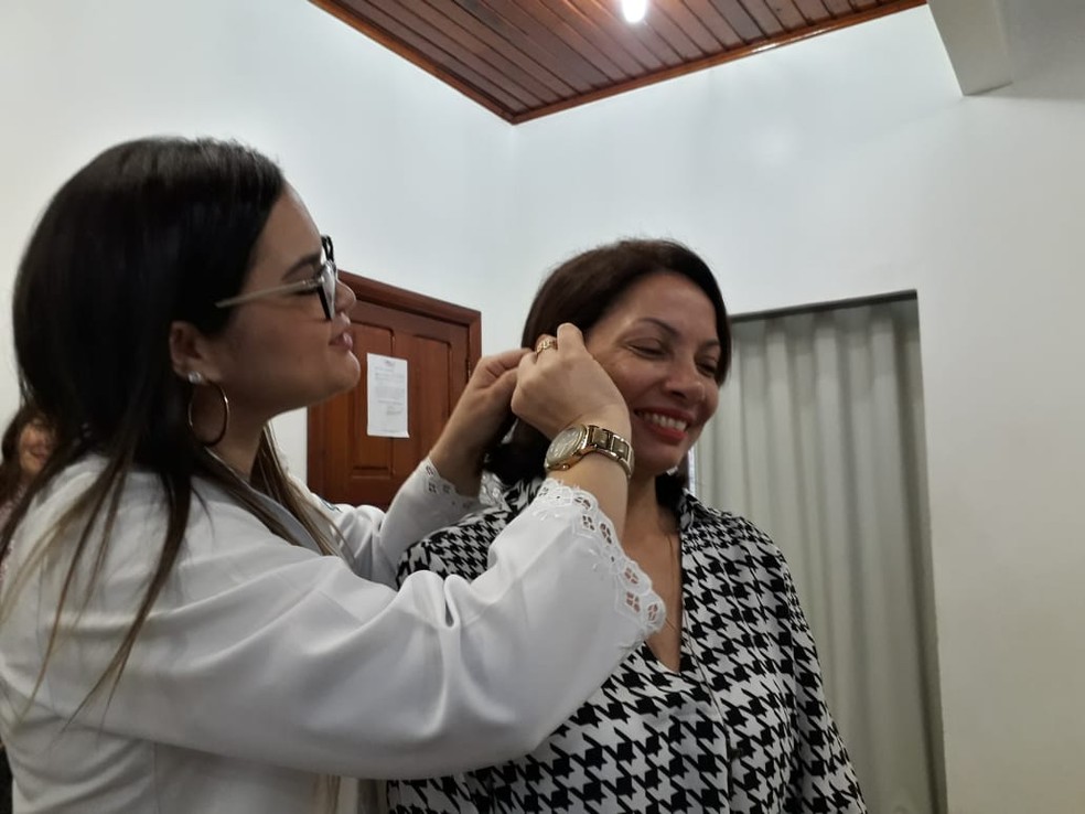 Momento em que Elziane Pinheiro recebeu aparelho auditivo — Foto: Victor Vidigal/G1