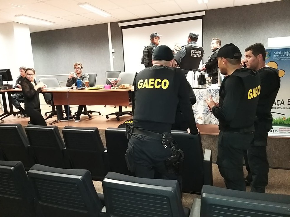Agentes do Gaeco cumprem mandados — Foto: Bruno Bortolozo/ TVCA