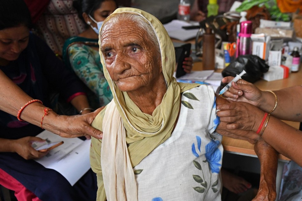 Campanha de vacinação em Amritsar, na Índia, em 28 de agosto de 2021 — Foto: Narinder Nanu / AFP