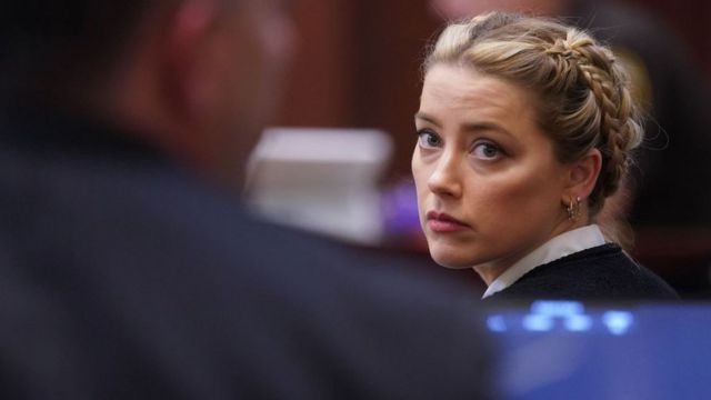 Amber Heard enfrentou assédio nas redes sociais durante o julgamento contra Johnny Depp. (Foto: GETTY IMAGES (via BBC))
