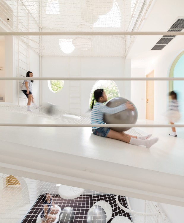 Rampas e redes permitem que as crianças se divertam dentro da casa (Foto: Wison Tungthunya & W Workspace / Reprodução)