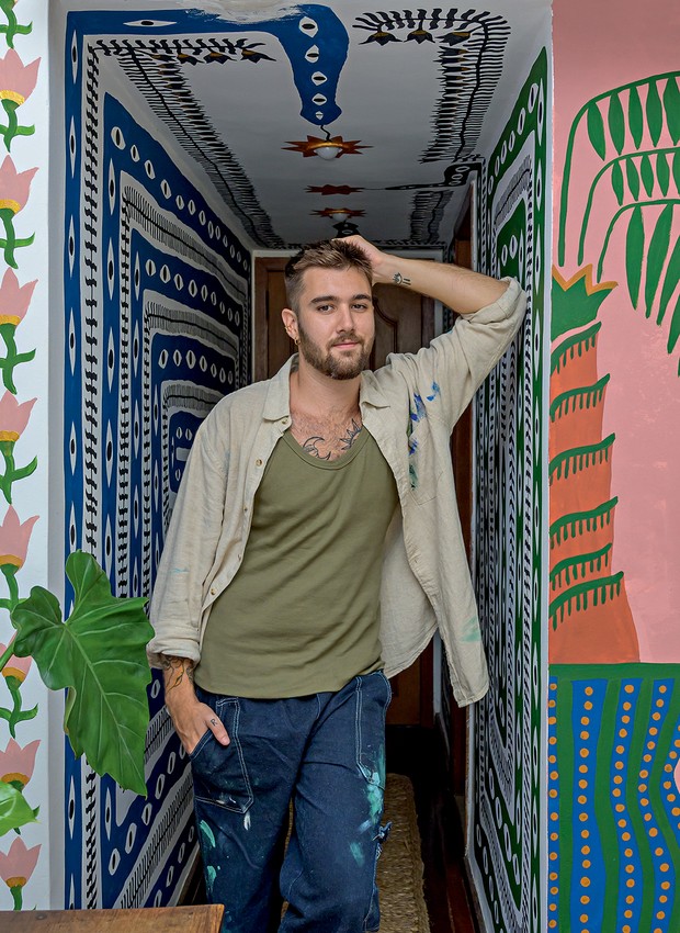 João na entrada do seu apartamento em Copacabana, no Rio de Janeiro, onde a decoração simboliza uma “vitrine viva” de seus desenhos, inspirações e paixões (Foto: Sambacine / Editora Globo)