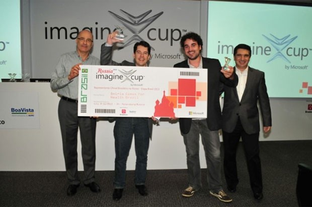 Michel Levy, presidente da Microsoft (à esquerda) dá prêmio da Imagine Cup 2013 para Leandro Diehl e Rodrigo de Souza (ao centro) (Foto: Divulgação/Microsoft)