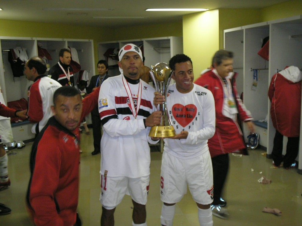Amoroso e Júnior posam com taça do Mundial de 2005 — Foto: Arquivo Pessoal Souza