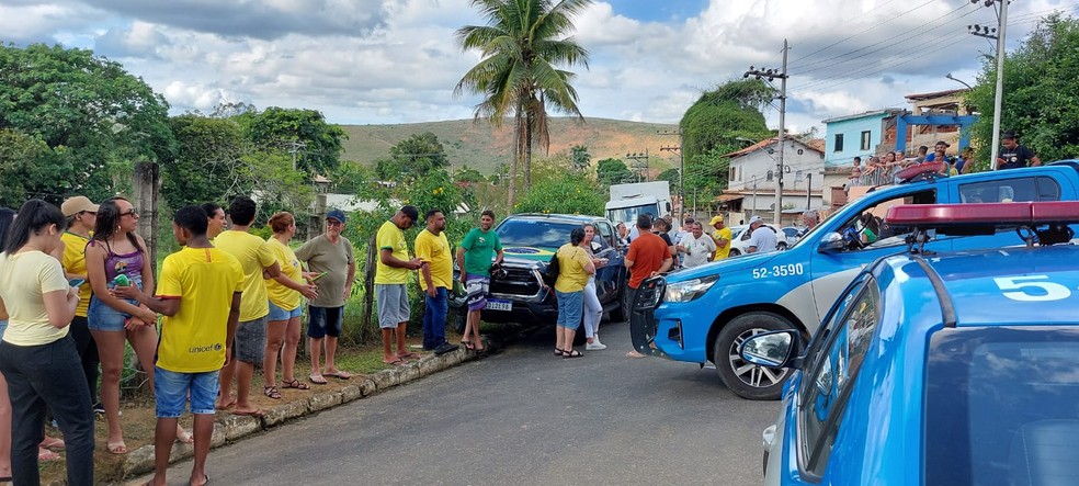 Bolsonaristas e curiosos diante da casa de Roberto Jefferson, em Levy Gasparian, que é vigiada pela PM — Foto: RLagos Notícias