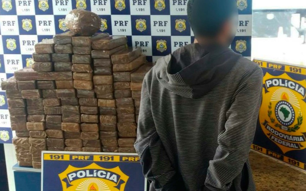 Homem foi preso na BR-116 apÃ³s ser encontrado com 100 kg de droga em Ã´nibus no sudoeste da Bahia (Foto: DivulgaÃ§Ã£o/PRF)