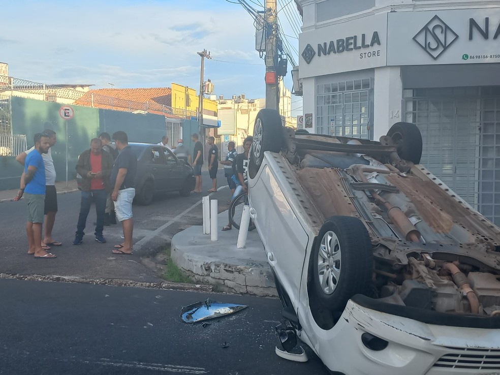 Motorista fica ferido após carro capotar no Centro de Teresina — Foto: Reprodução/Redes sociais