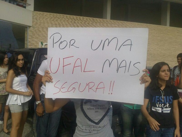 Estudantes levaram cartazes para protestar contra a violência (Foto: Fabiana De Mutiis/G1)