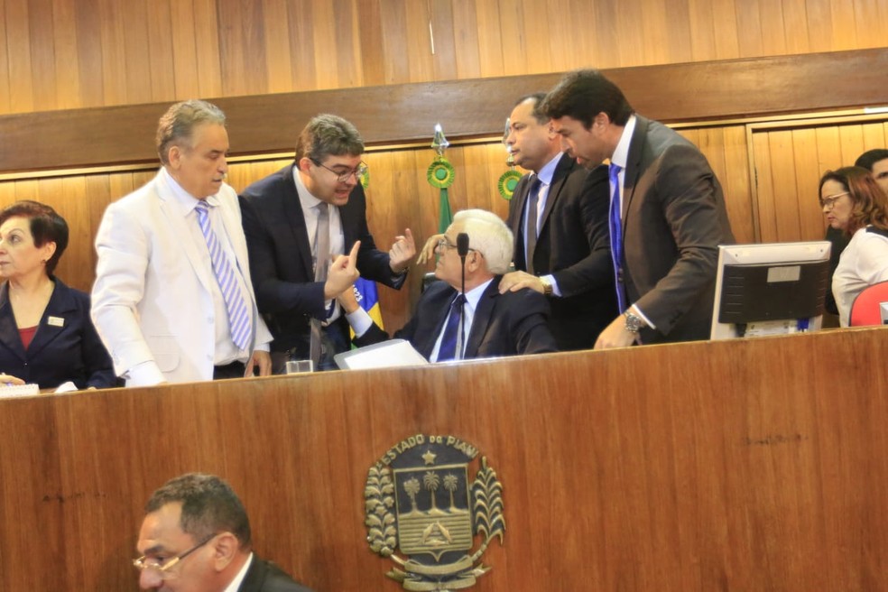 Deputadores da oposição se retiraram do plenário em oposição ao veto de reajustes (Foto: Mayara Sousa)