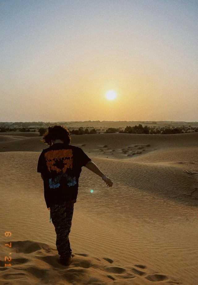 Sasha Meneghel e João Figueiredo desfrutam pôr do sol no deserto de Dubai (Foto: Reprodução/Instagram)