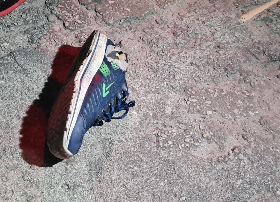 Assaltante deixa sapato em local de crime após ser atingido durante troca de tiros, em Fortaleza. — Foto: Rafaela Duarte/SVM