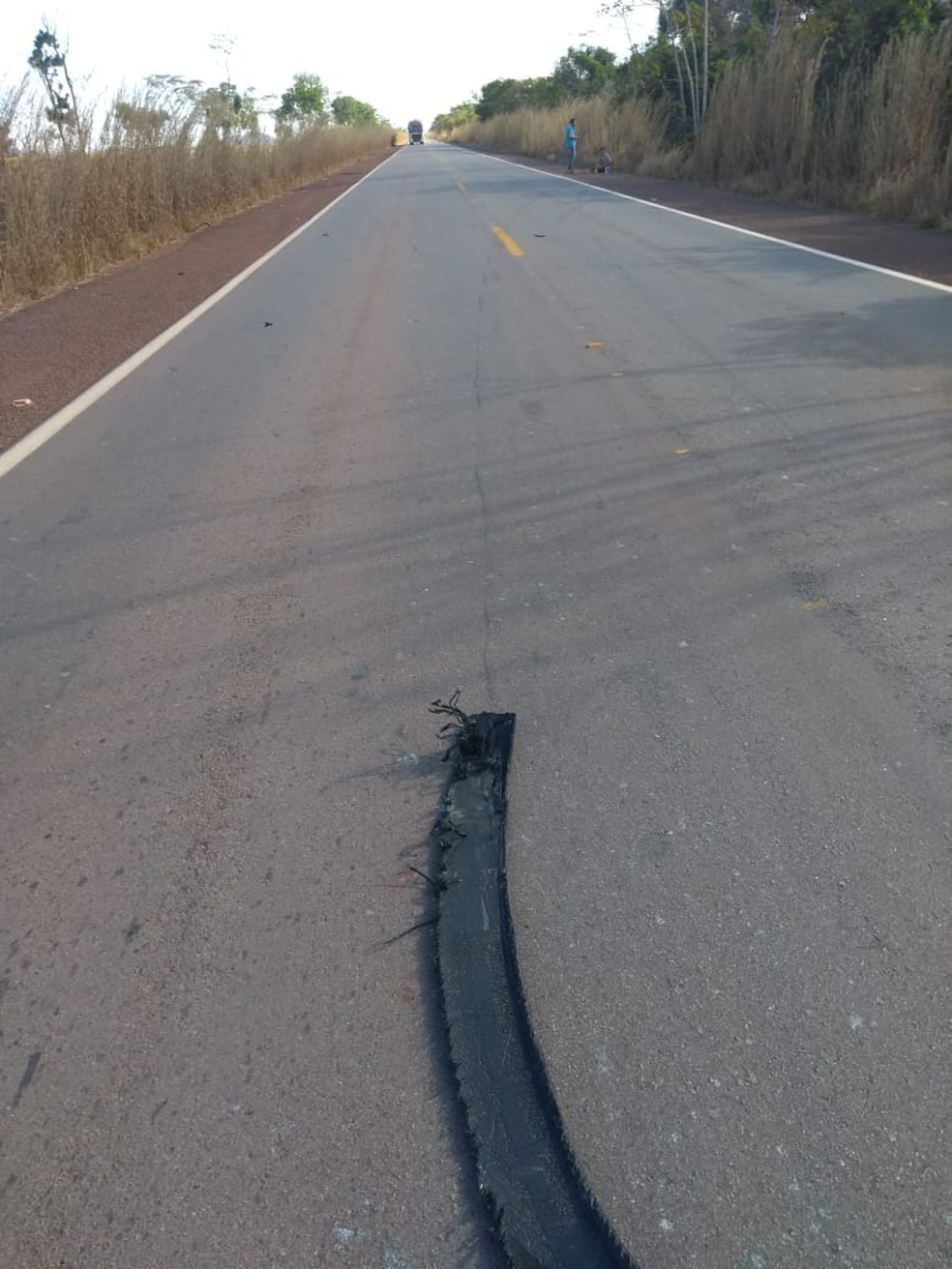 A banda de rodagem do pneu traseiro esquerdo foi encontrada sob a pista (Foto: Divulgação)