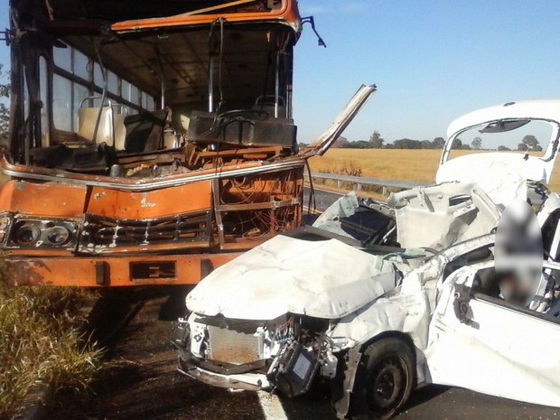 VW Gol desgovernado bateu em proteção da pista e colidiu com ônibus deixando duas pessoas mortas e quatro feridas Indiara Goiás (Foto: Reprodução/PRE)