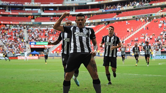 Botafogo goleia o Boavista em tarde de Tiquinho Soares