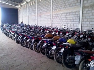Espaço onde estão as 370 motos que serão leiloadas (Foto: Ascom/Detran)