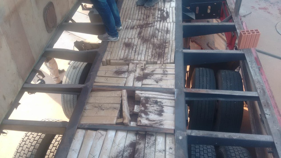 Carreta com fundo falso foi encontrada na SP-304, em Piracicaba (Foto: Edijan Del Santo/EPTV)