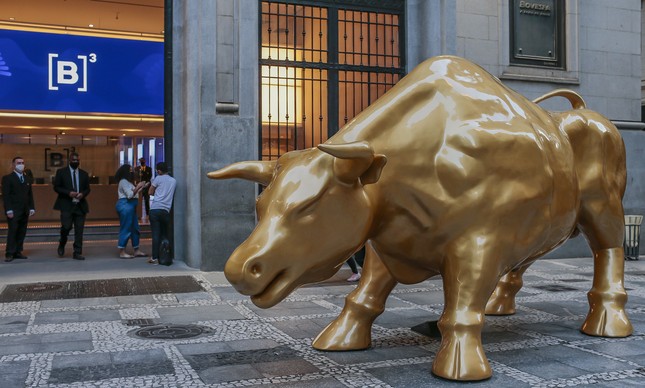 Touro de 'ouro' instalado diante da Bolsa de São Paulo