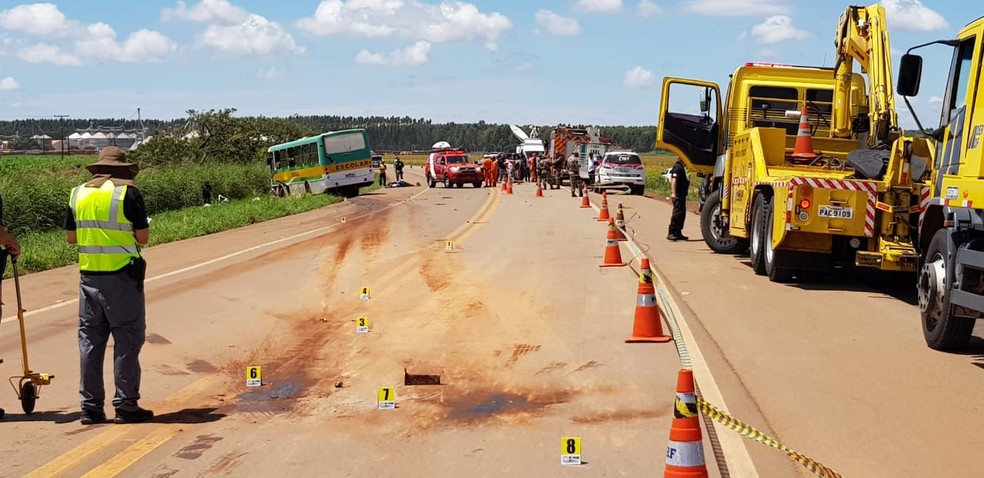 Polícia Civil faz perícia do acidente na BR-251, no Paranoá, entre ônibus escolar e carro — Foto: CBMDF / Divulgação