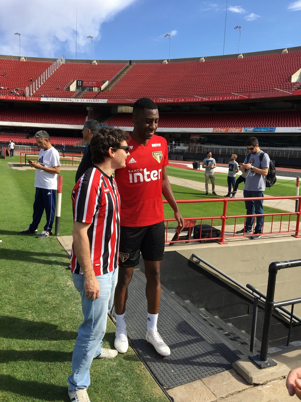 Gonzalo Carneiro atende torcedor depois de treino no Morumbi (Foto: Leandro CanÃ´nico)