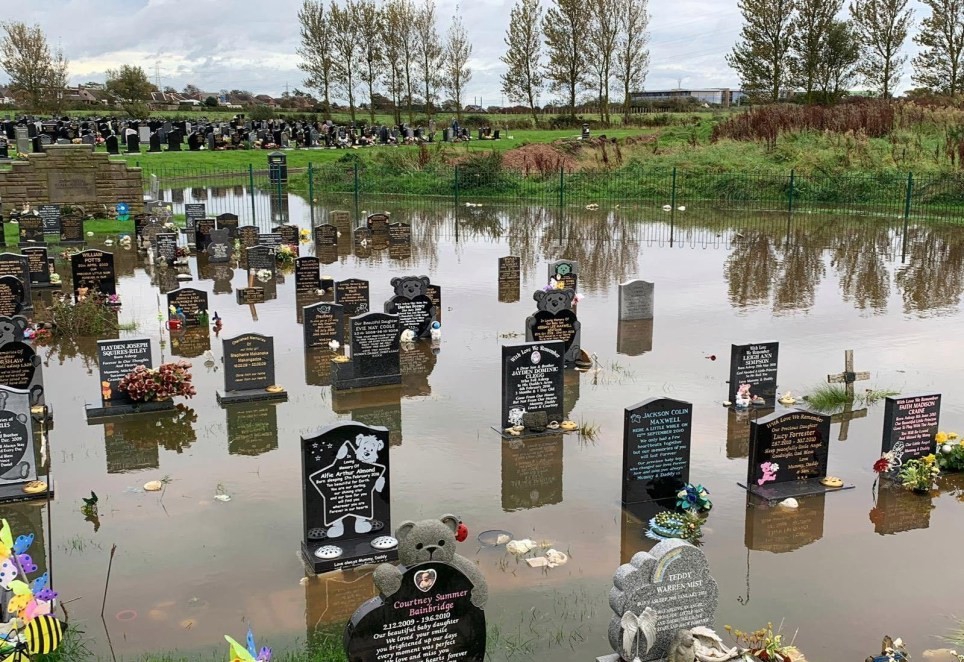 A área do cemitério destinada para crianças fica inundada (Foto: Reprodução Facebook)