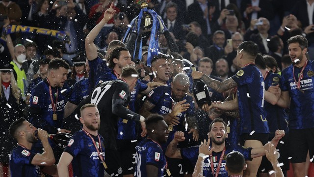 Jogadores da Inter de Milão comemoram título da Copa Itália, conquistado contra a Juventus