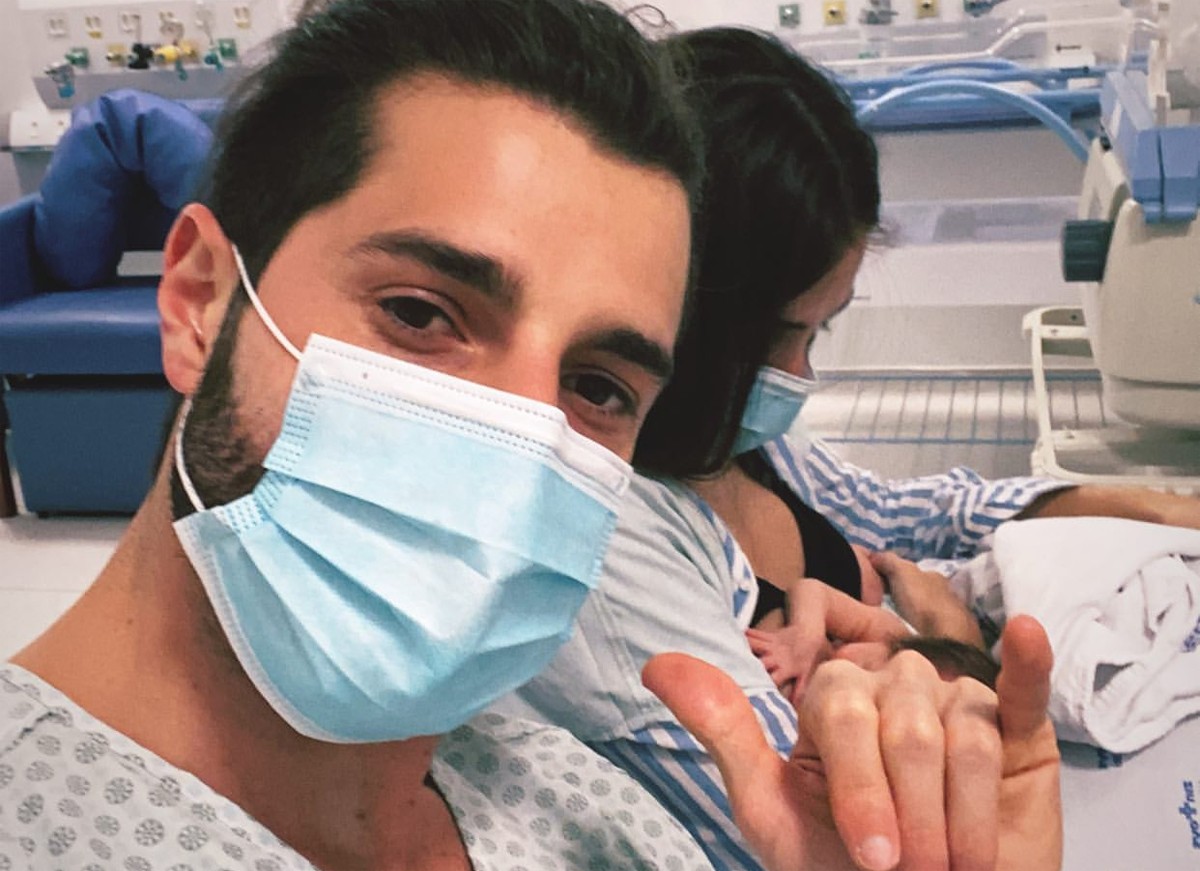 Alok acompanha Romana Novais na visita à caçula, Raika, no hospital (Foto: Reprodução / Instagram)