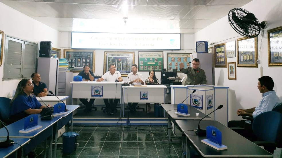 Bernardino tomou posse em sessÃ£o realizada na segunda-feira (8) em Curral Velho, na ParaÃ­ba â€” Foto: Eduarda Costa/CÃ¢mara de Vereadores de Curral Velho