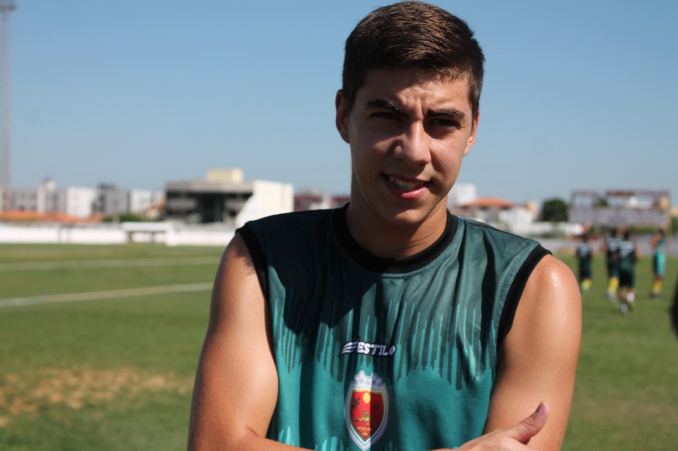 Meia Bibi é a grande promessa do Petrolina no Estadual — Foto: Emerson Rocha