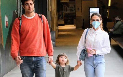 Rafael Vitti e Tata Werneck passeiam com a filha em shopping no Rio
