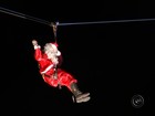 Papai Noel desce catedral de tirolesa durante cantata de Natal em Bauru