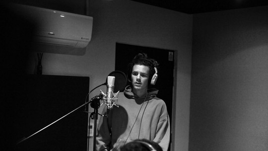 Cruz Beckham aparece em estúdio de gravação 