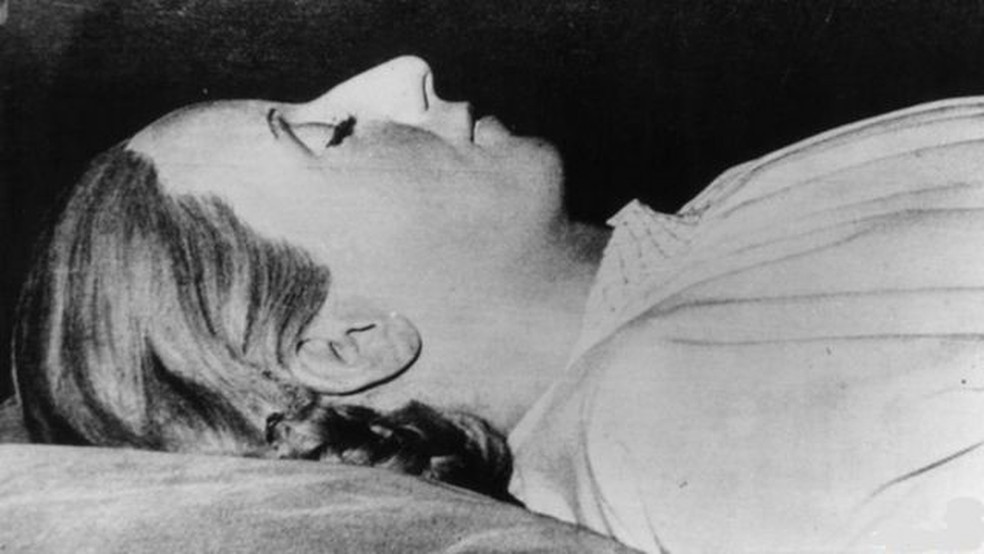 O corpo de Eva Perón foi embalsamado após a sua morte em 26 de julho de 1952 — Foto: Getty Images/Via BBC