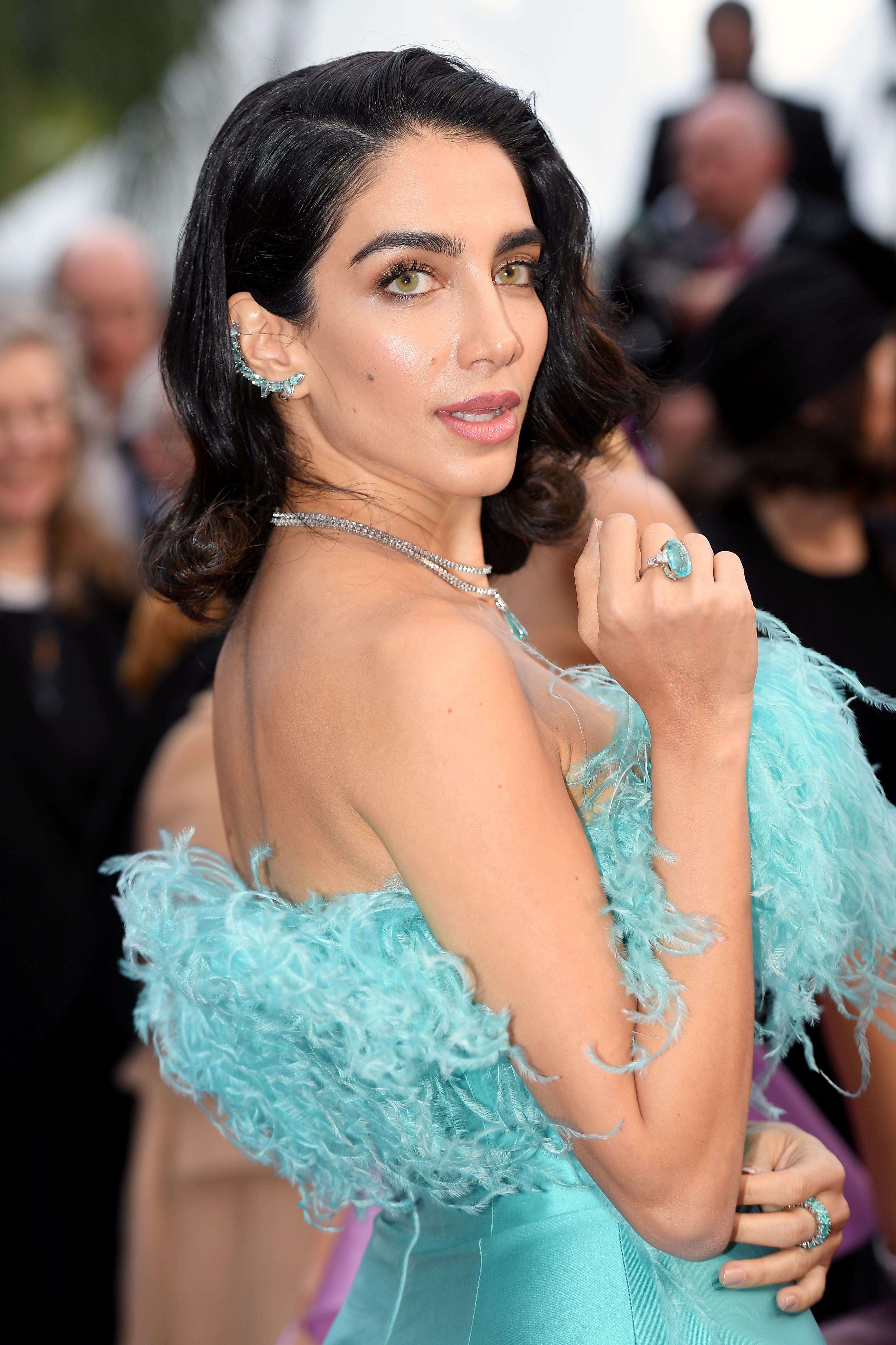 Black and white: the famous match jewelry with outfits in Cannes