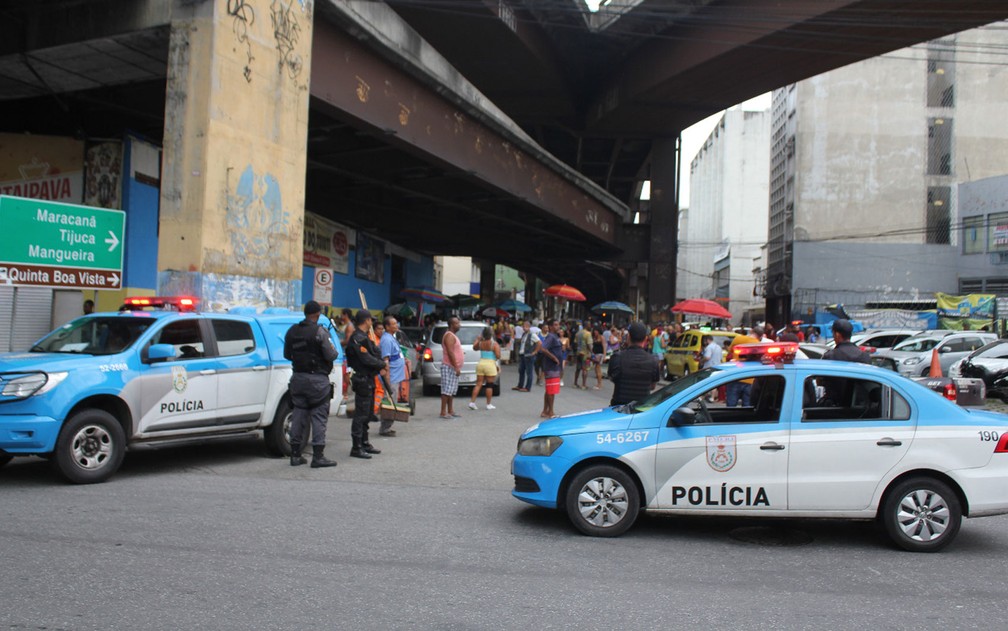Rua onde fica a quadra da Tuiuti em São Cristóvão foi interditada (Foto: Andressa Gonçalves / G1)