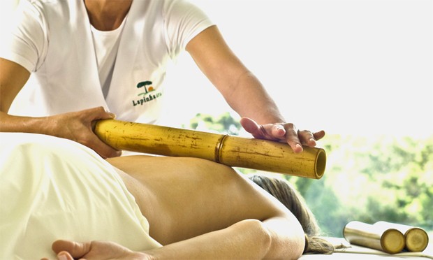 Massagem com bambú, que integra o line-up de tratamentos da Lapinha Urbana, em São Paulo (Foto: Divulgação)