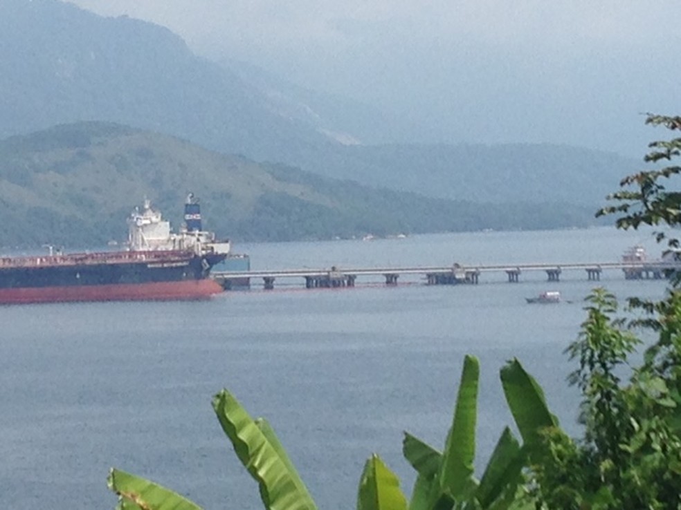 Vazamento de óleo no mar de Angra dos Reis, RJ — Foto: Marcos Landim/TV Rio Sul