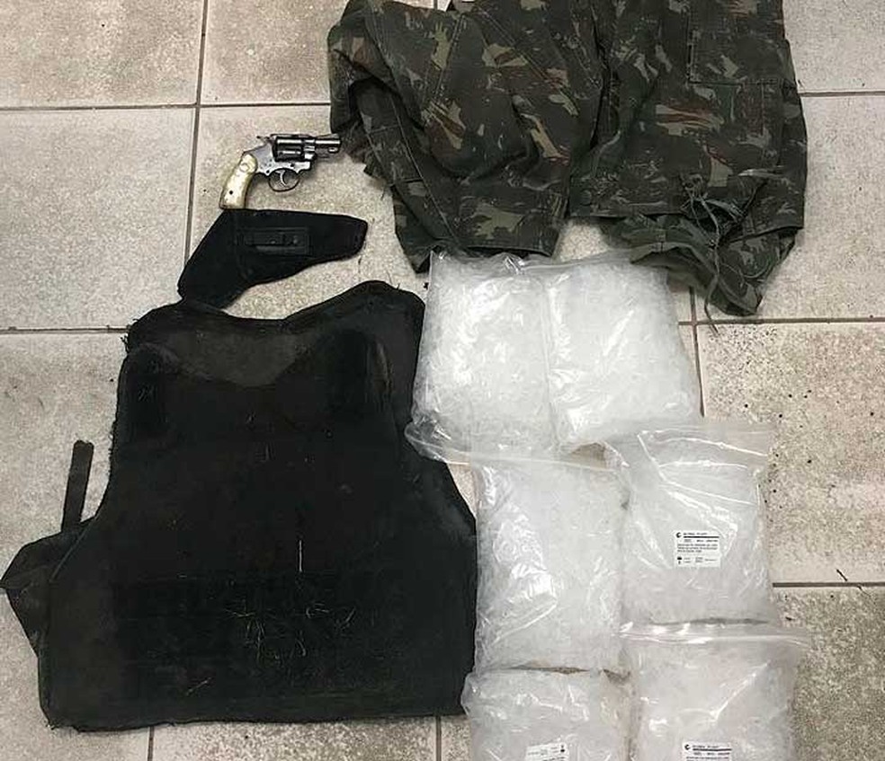 Coletes balÃ­sticos, arma, roupa camuflada e pinos para embalar droga foram achados em acampamento na Bahia (Foto: DivulgaÃ§Ã£o/SSP-BA)