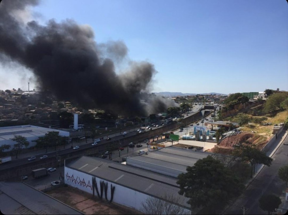 Incêndio em uma empresa de turismo no bairro São Bernardo, na Região Norte de Belo Horizonte. — Foto: Isadora Fonseca