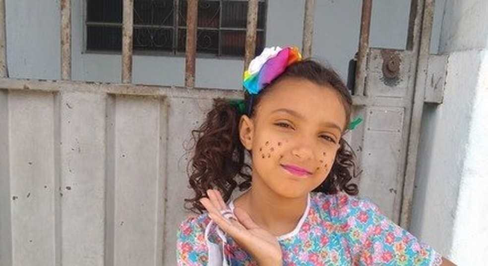 Criança foi raptada e morta no último domingo. Dois homens foram vistos perseguindo Bárbara Vitória — Foto: Reprodução