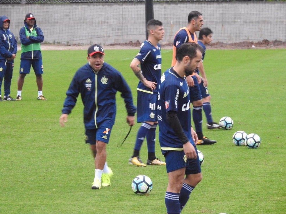 Velasco comandando treino físico no CT do Flamengo (Foto: Fred Gomes)