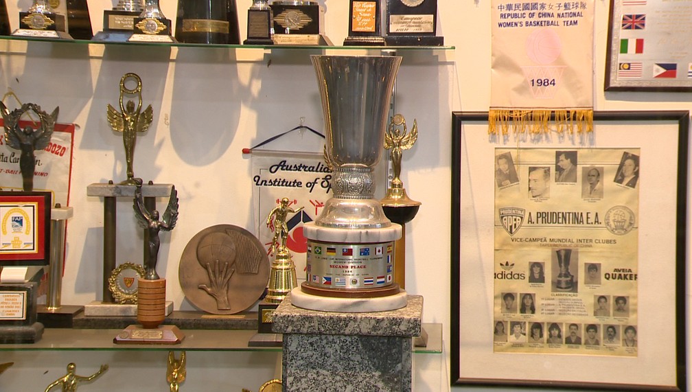 Sala de troféus do clube exibe várias conquistas, como a taça de vice de torneio mundial de basquete (ao centro) — Foto: TV Fronteira / Reprodução