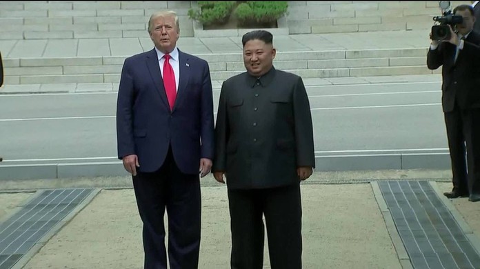 Resultado de imagem para Trump cruza a fronteira e se torna 1º presidente dos EUA a entrar na Coreia do Norte