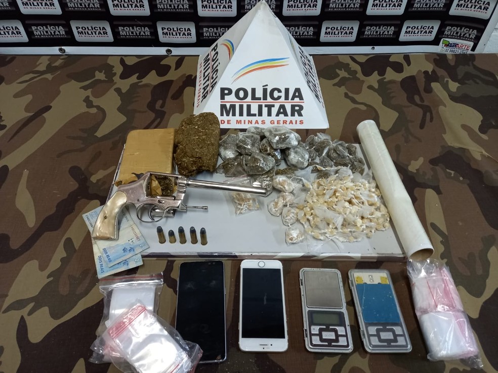 Drogas e armas são encontradas em casa no Bairro Manoel Honório em Juiz de Fora — Foto: PM/Divulgação