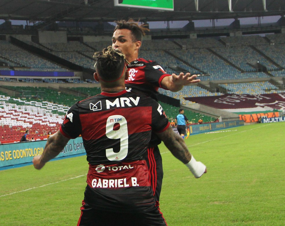 Michael e Gabigol comemoram gol do Flamengo — Foto: André Durão