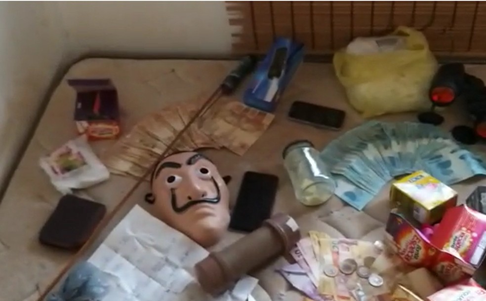 Polícia encontrou na casa do suspeito de planejar ataque, bombas, máscaras e facas. Investigadores encontraram também livros com incitação ao ódio, além  dinheiro em espécie — Foto: Polícia Civil/Divulgação
