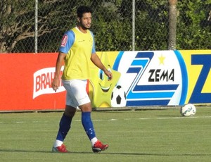 Luxa esboça time com improvisações na lateral direita e no meio de campo